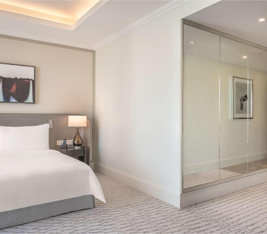 Address Dubai Mall Hotel Bilik gambar A bedroom at the hotel