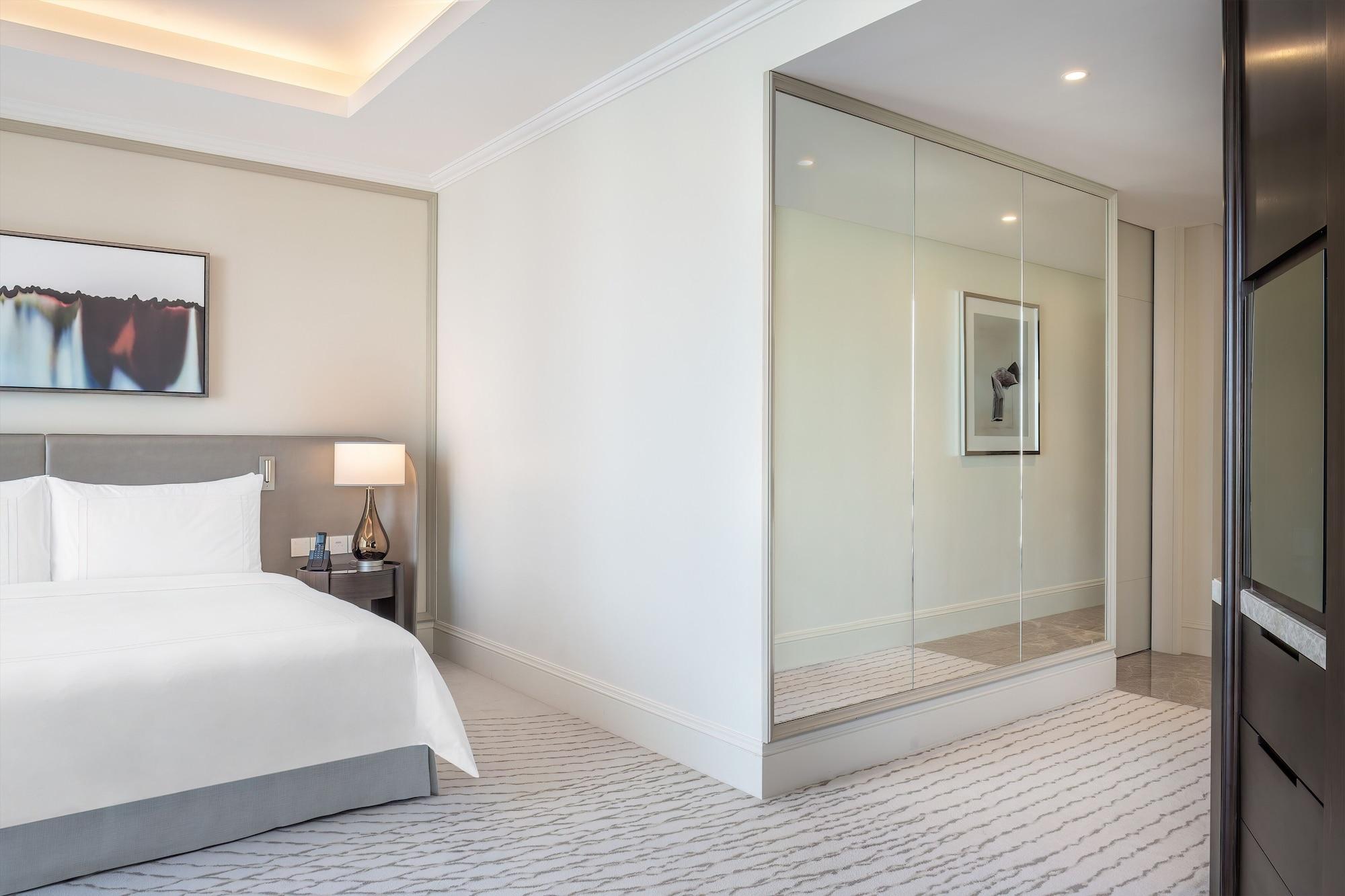 Address Dubai Mall Hotel Luaran gambar A bedroom at the hotel