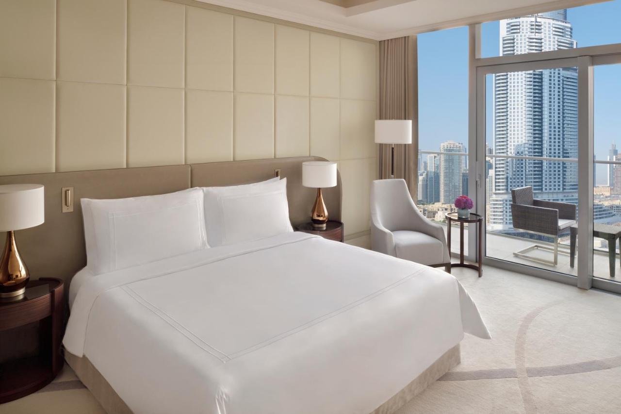 Address Dubai Mall Luaran gambar A bedroom at the Ritz-Carlton, DIFC